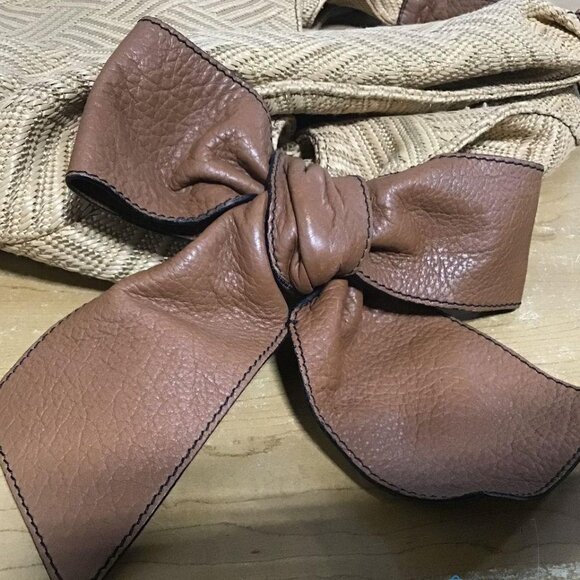 Valentino Garavani Woven Beige Handbag with Gold Logo Plate - Picture 4 of 7